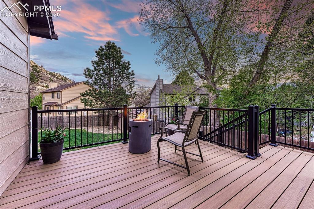 Image 8 of 50: Deck