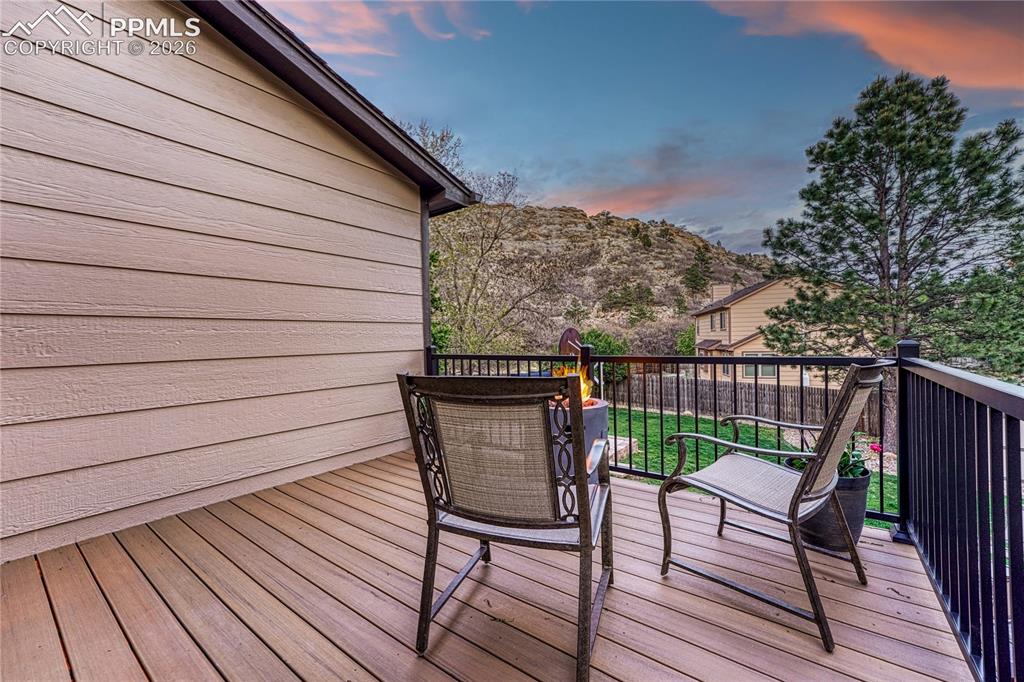 Image 9 of 50: Deck