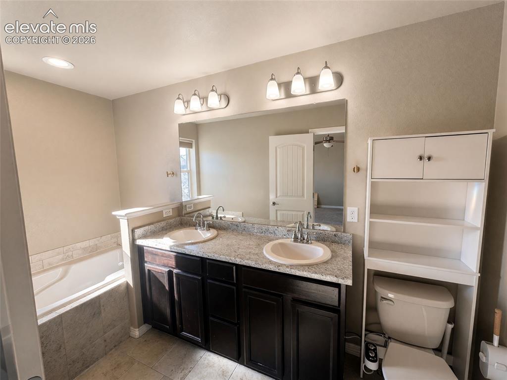 Image 18 of 31: Bathroom