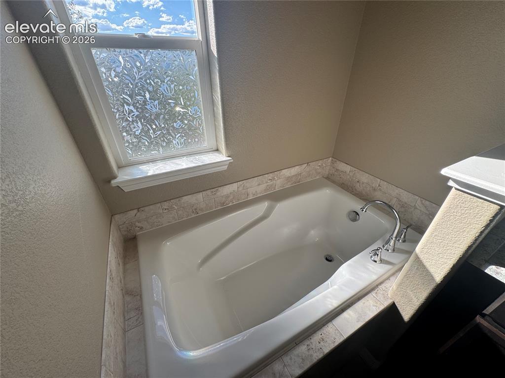 Image 20 of 31: Bathroom