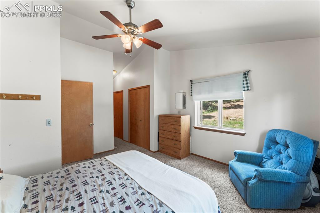 Image 19 of 36: Bedroom