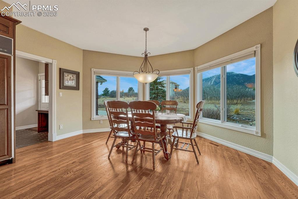 Image 15 of 48: Dining Area