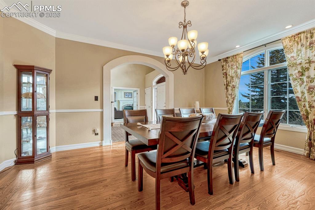 Image 18 of 48: Dining Area