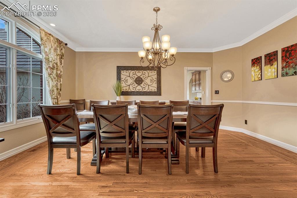 Image 19 of 48: Dining Area