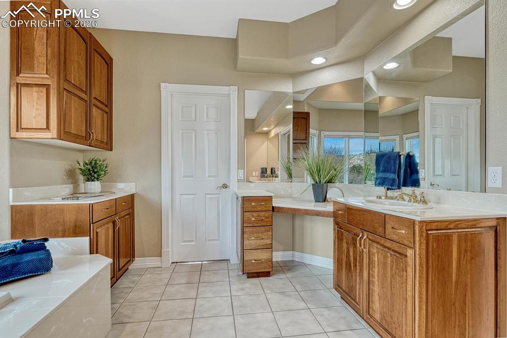 Image 23 of 48: Bathroom