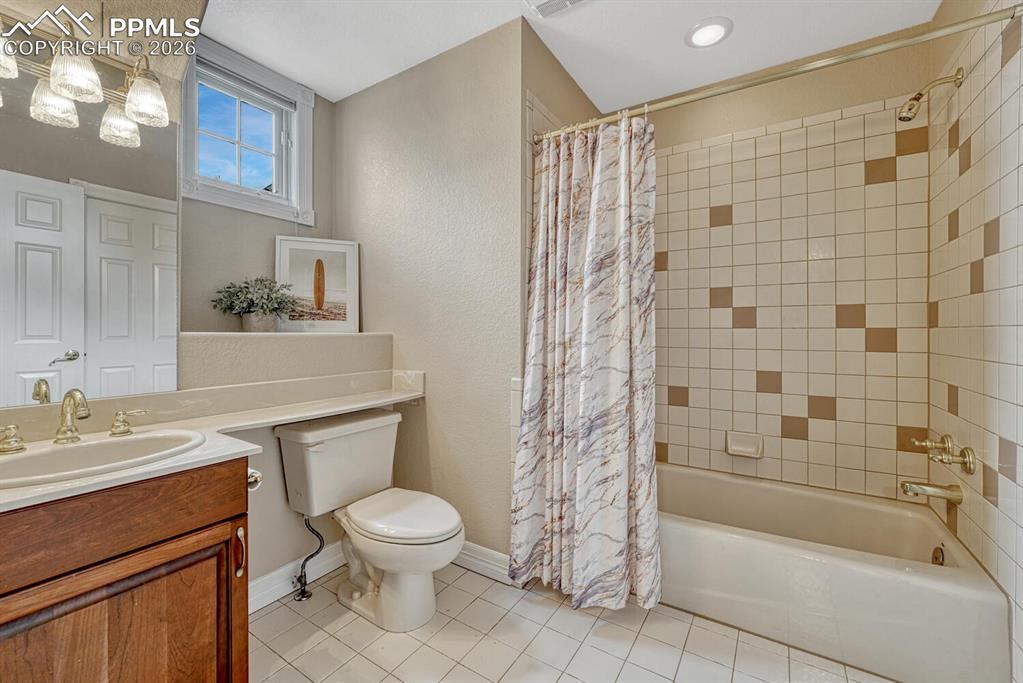 Image 31 of 48: Bathroom