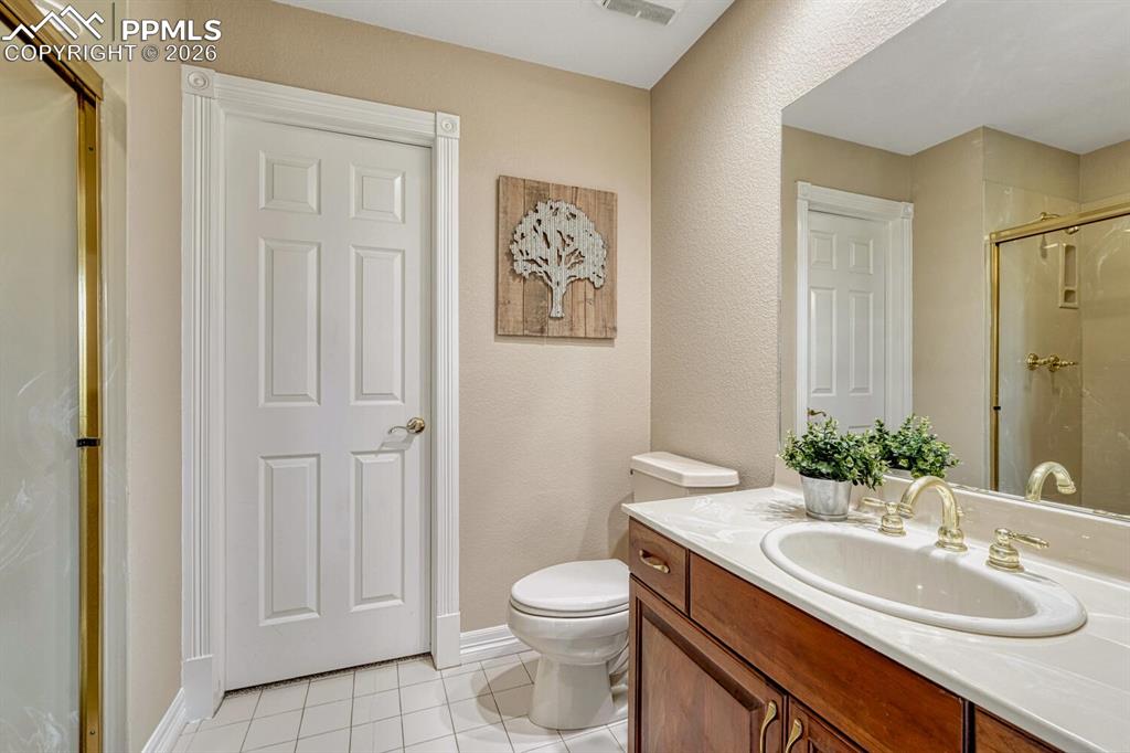 Image 33 of 48: Bathroom