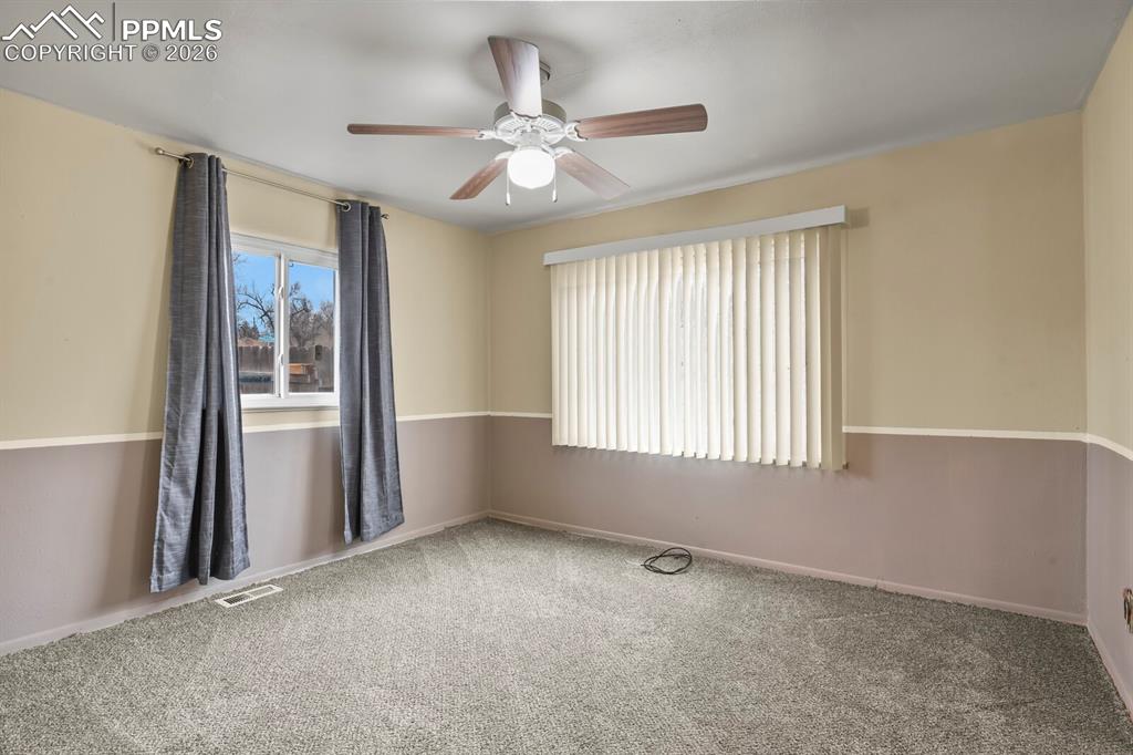 Image 14 of 21: Bedroom