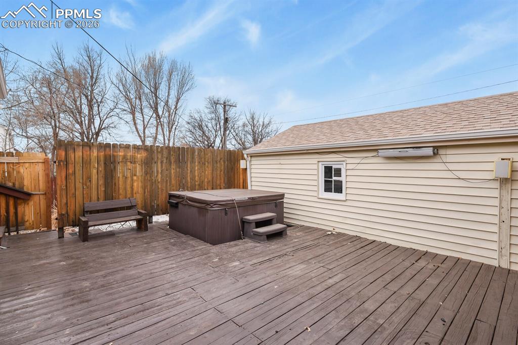 Image 16 of 21: Deck