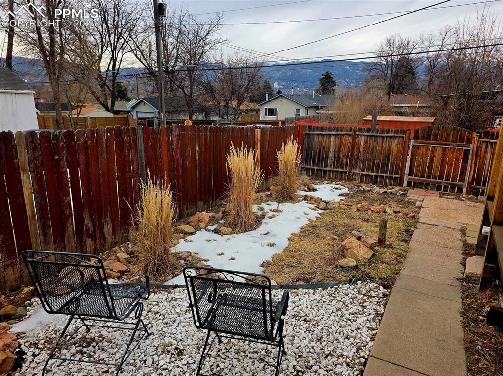 Image 19 of 21: Yard