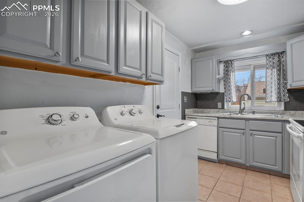 Image 6 of 21: Kitchen