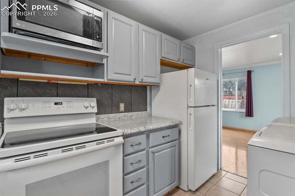 Image 8 of 21: Kitchen