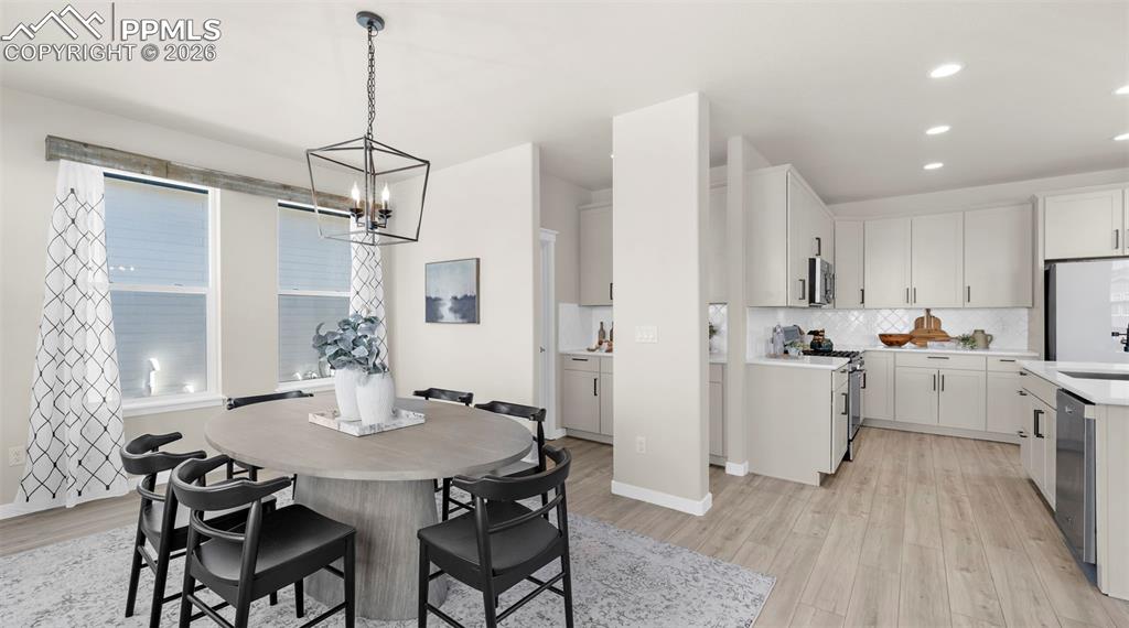 Image 18 of 50: Dining Area