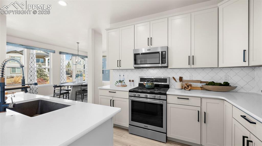 Image 20 of 50: Kitchen