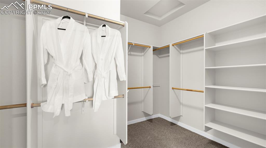 Image 34 of 50: Closet