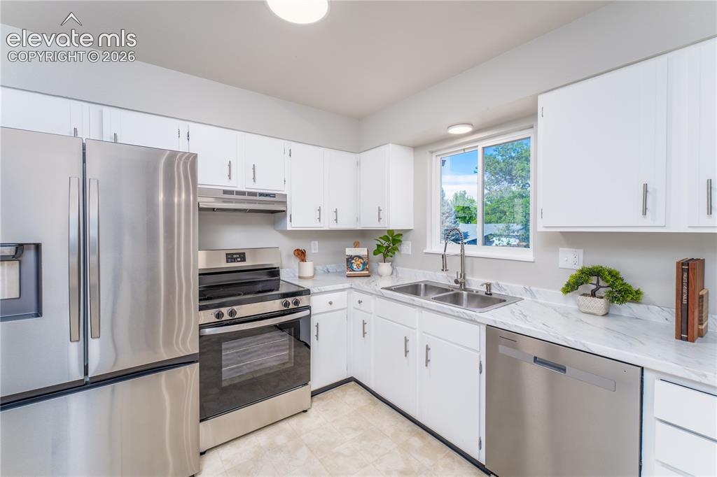 Image 5 of 38: Kitchen