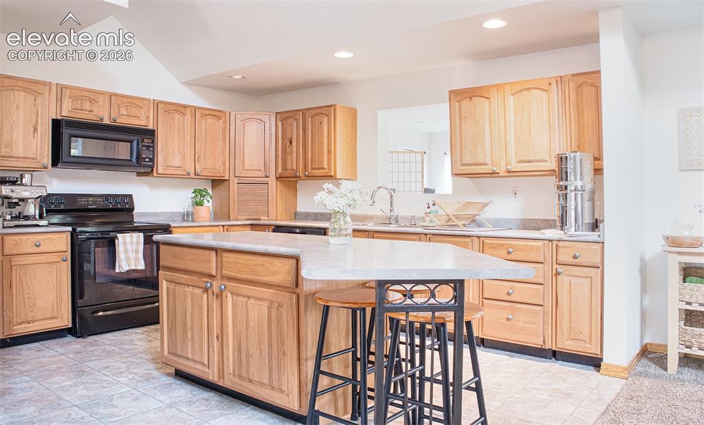 Image 10 of 25: Kitchen