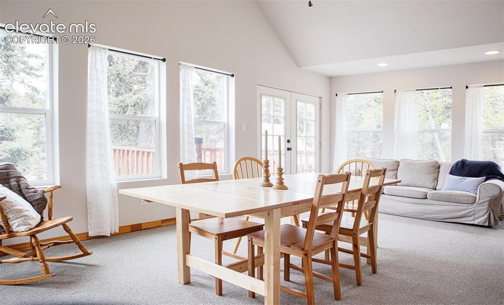 Image 12 of 25: Dining Area