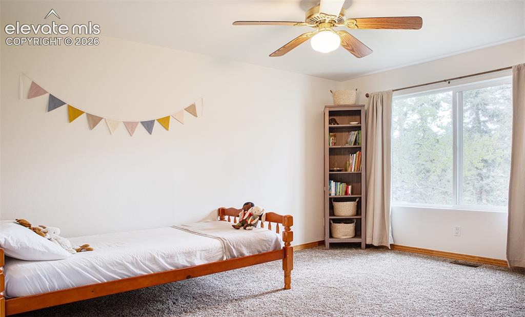 Image 17 of 25: Bedroom