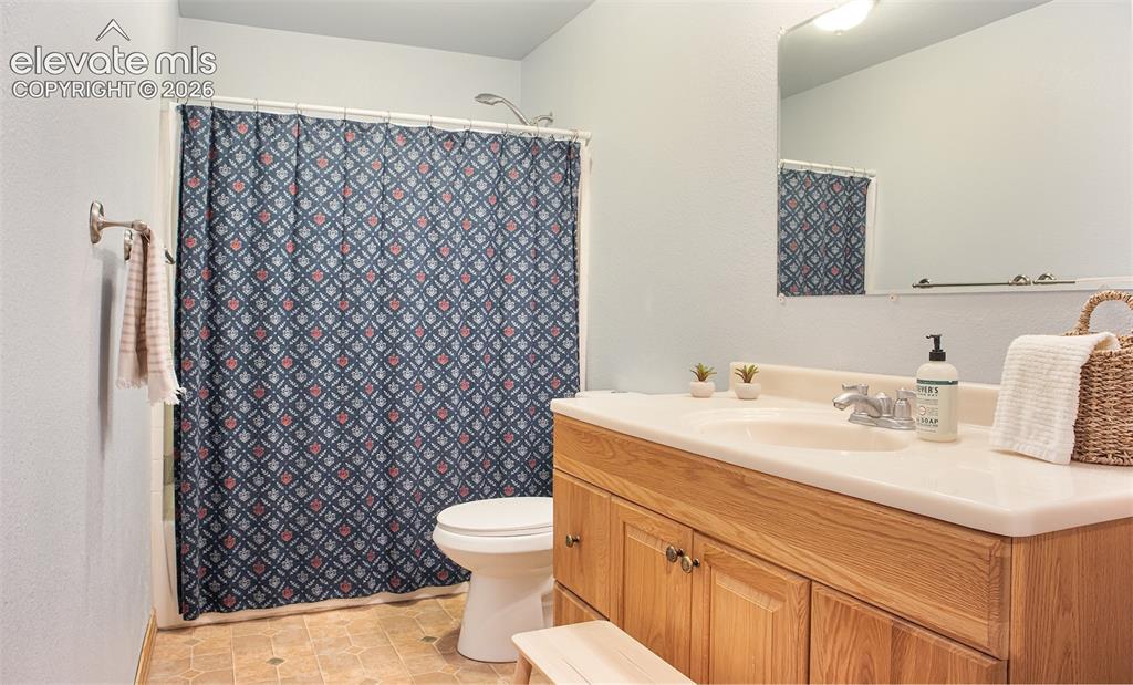 Image 18 of 25: Bathroom