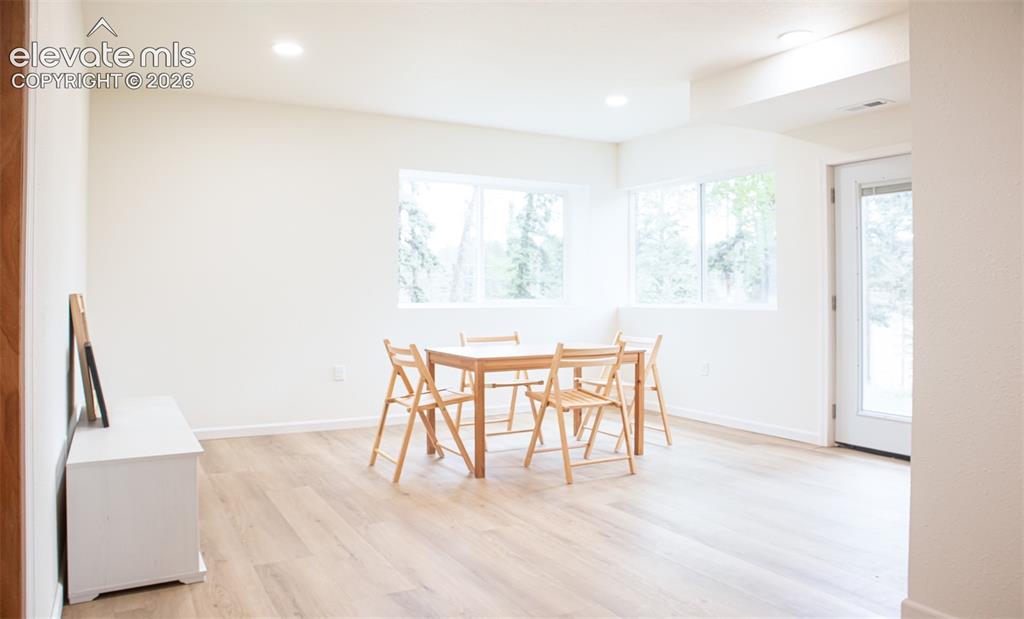 Image 20 of 25: Dining Area
