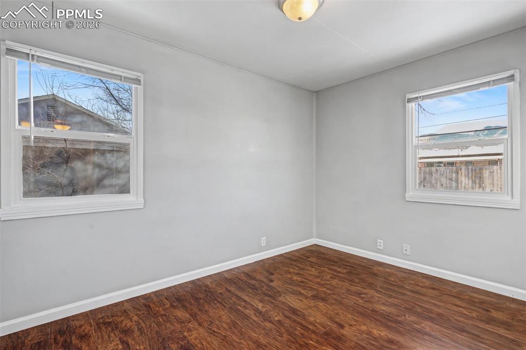 Image 12 of 25: Bedroom