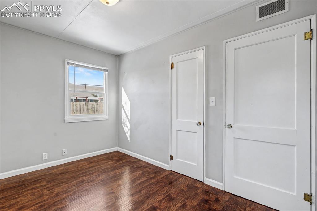 Image 13 of 25: Bedroom