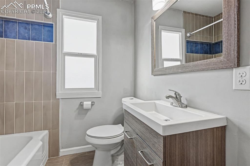 Image 14 of 25: Bathroom