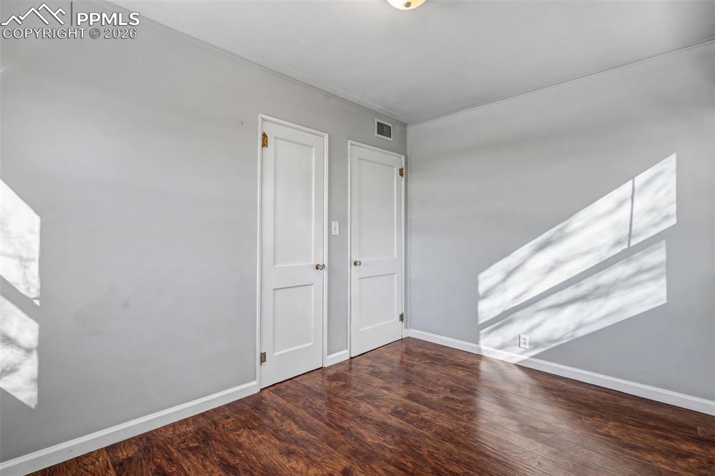 Image 16 of 25: Bedroom