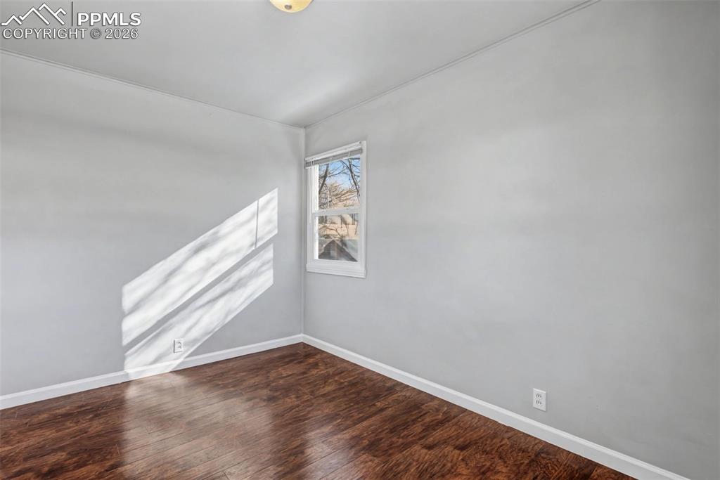 Image 17 of 25: Bedroom