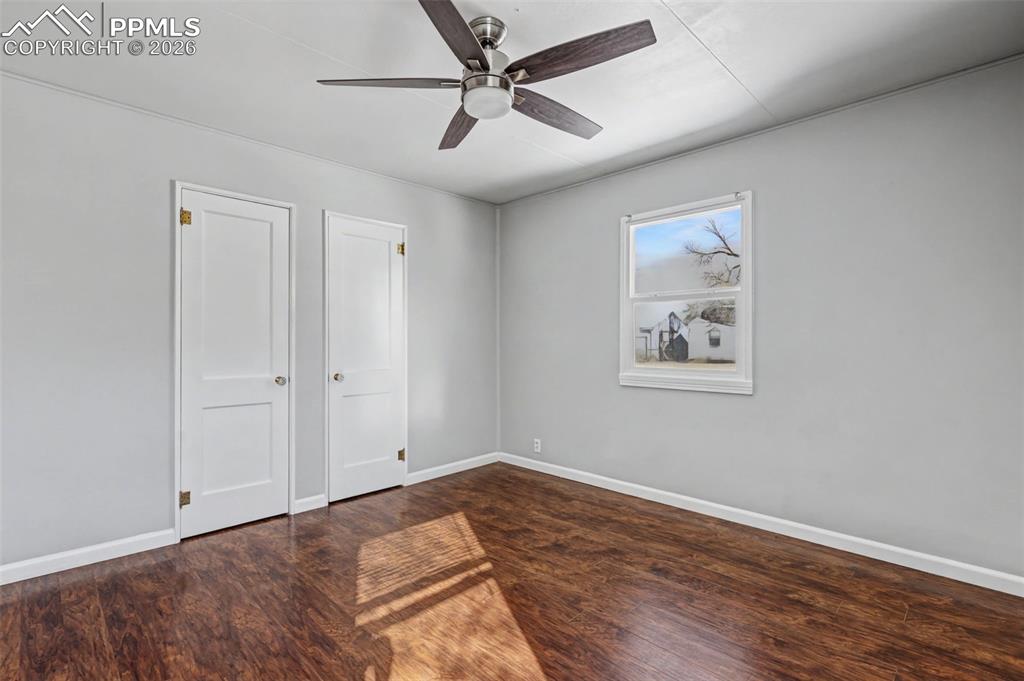 Image 19 of 25: Bedroom