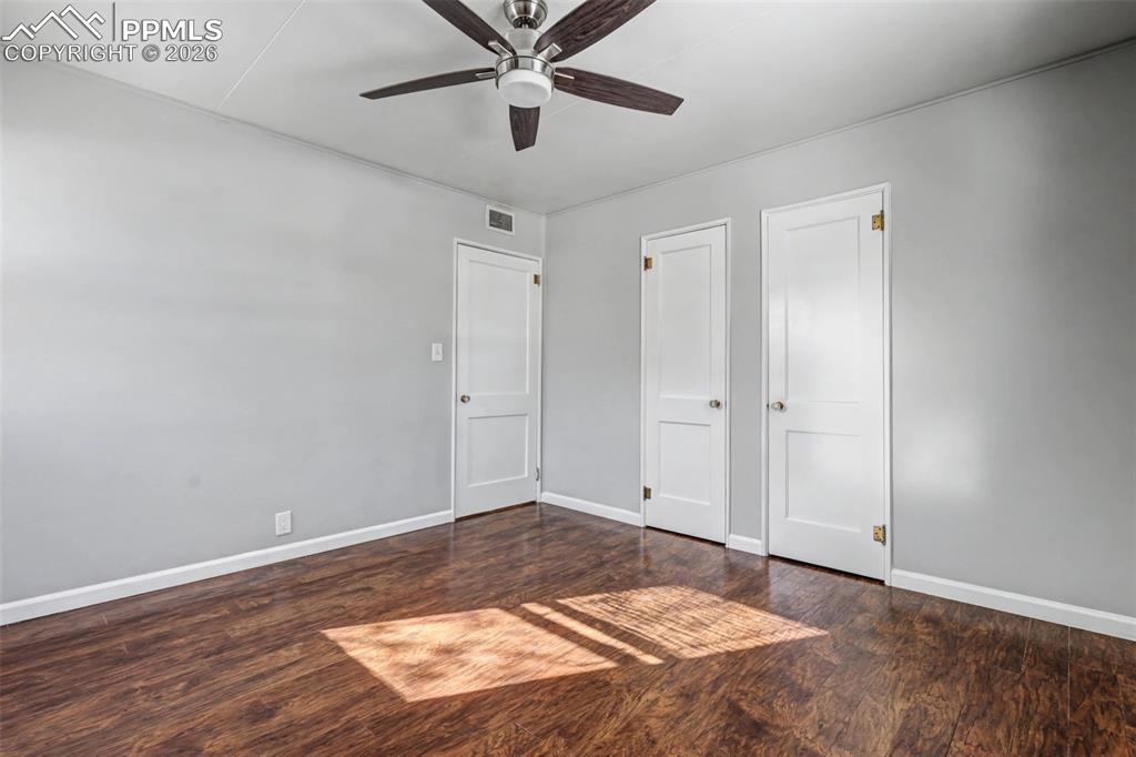 Image 20 of 25: Bedroom