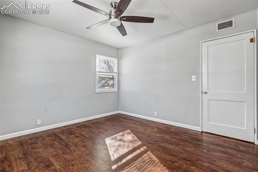 Image 21 of 25: Bedroom