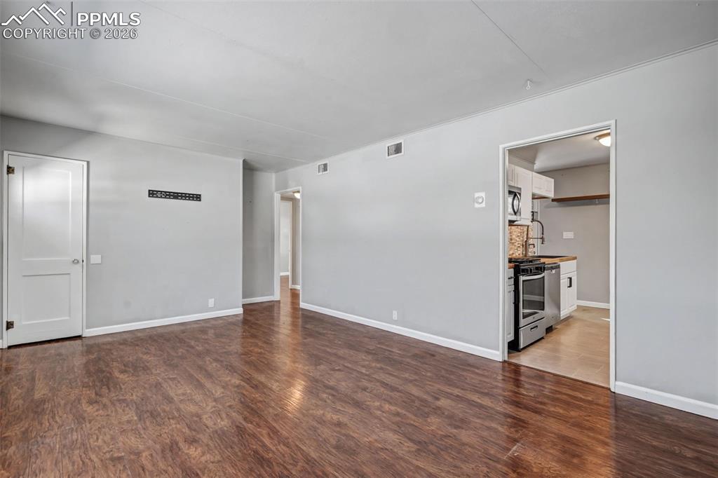 Image 5 of 25: Living Room