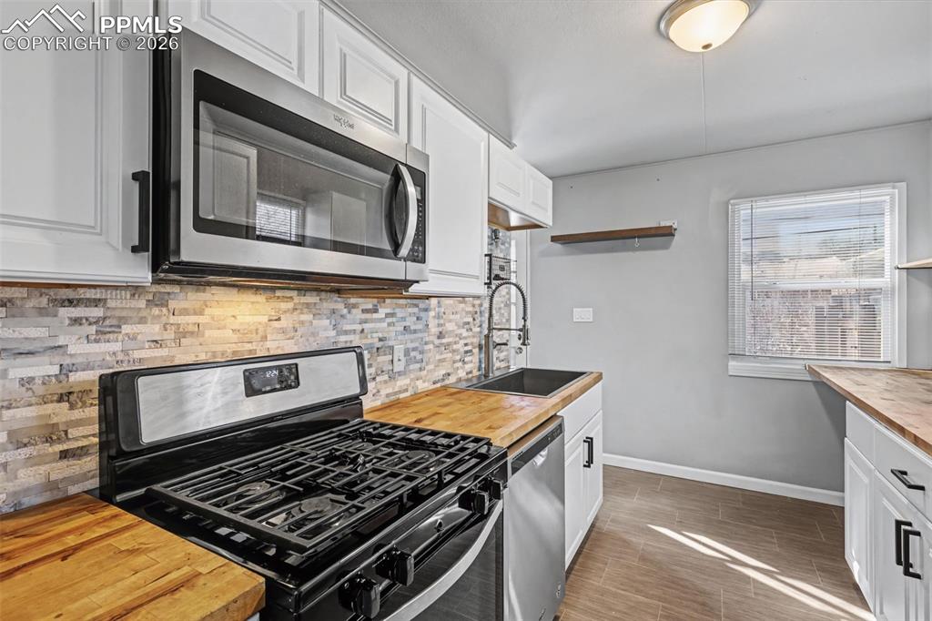 Image 6 of 25: Kitchen