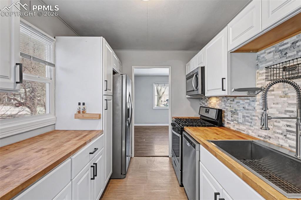 Image 8 of 25: Kitchen