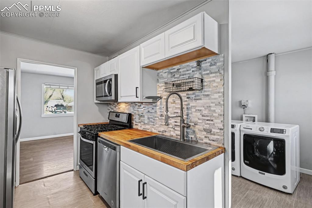 Image 9 of 25: Kitchen