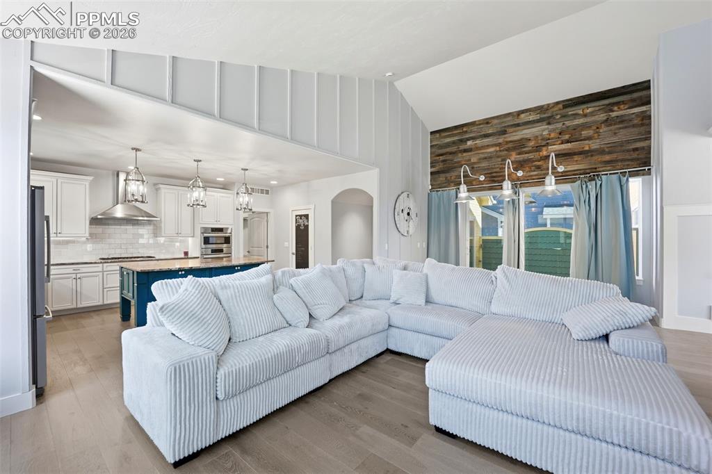 Image 11 of 50: Dining Area