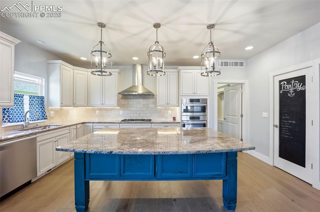 Image 13 of 50: Living Room