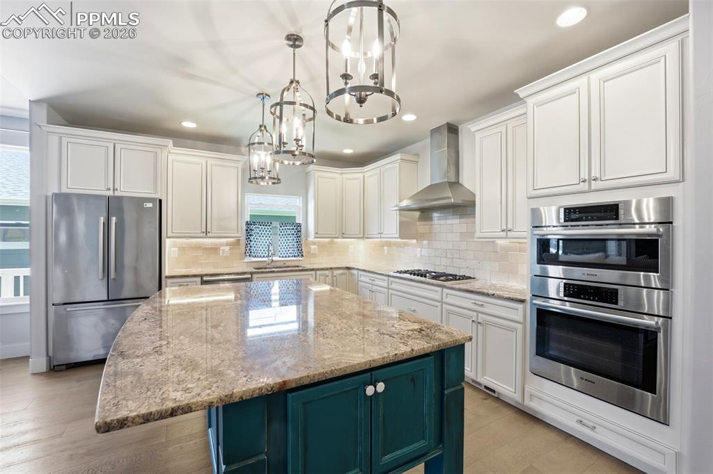 Image 14 of 50: Living Room