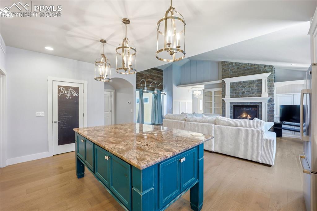 Image 16 of 50: Kitchen