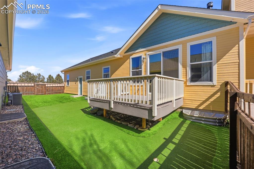 Image 18 of 50: Kitchen