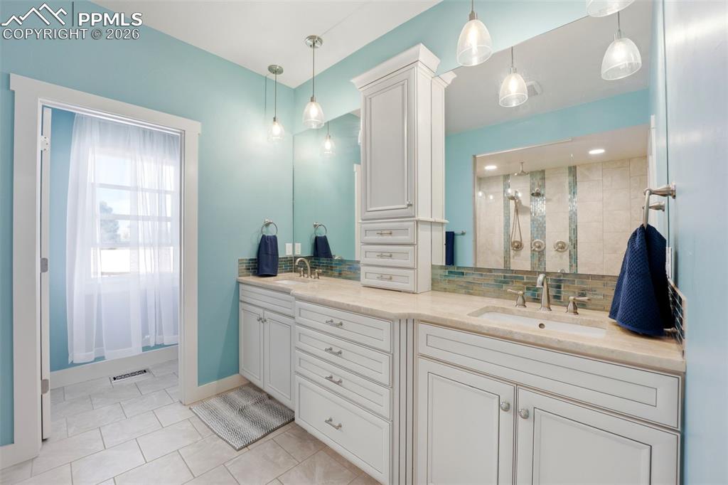 Image 23 of 50: Bedroom