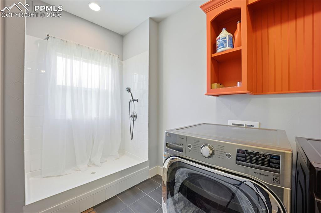 Image 25 of 50: Bathroom