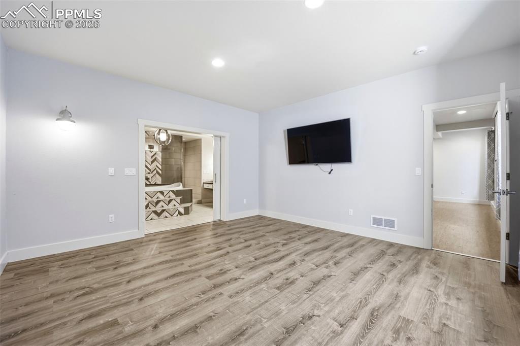 Image 30 of 50: Office