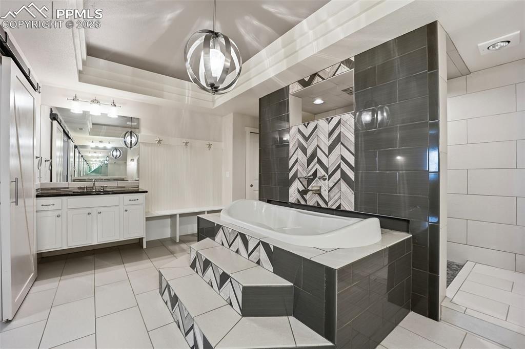 Image 32 of 50: Bathroom