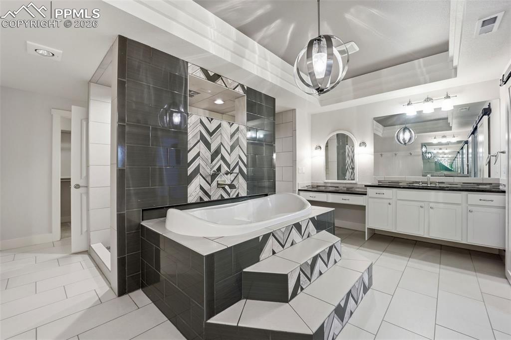 Image 33 of 50: Living Room