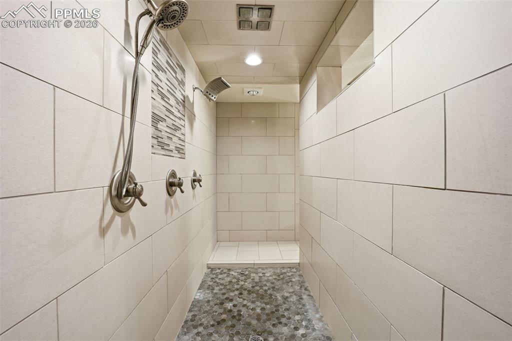 Image 35 of 50: Bathroom