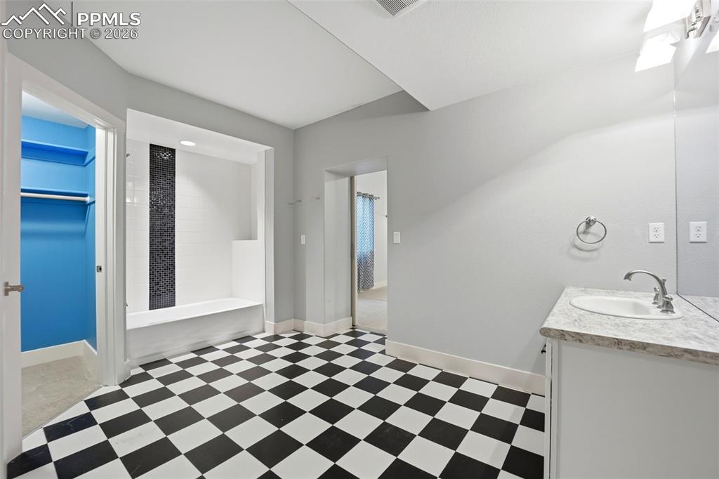 Image 42 of 50: Kitchen