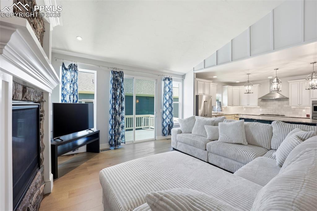 Image 9 of 50: Living Room